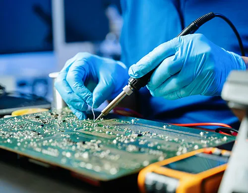 Naprawa płytki elektronicznej w laboratorium